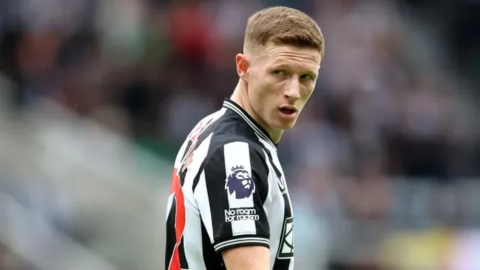 Jugador de Newcastle mirando hacia el campo
