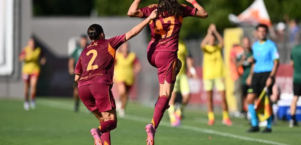Jugadoras de Roma celebrando un gol