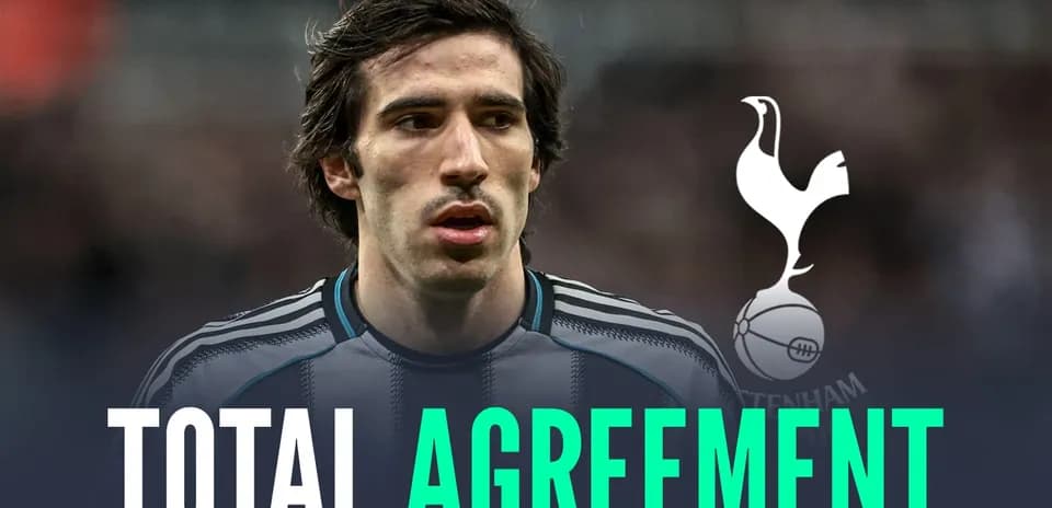 Jugador de fútbol con camiseta de club en anuncio