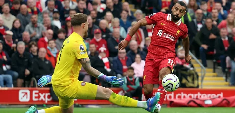 Jugador de Liverpool esquivando al portero de Brentford