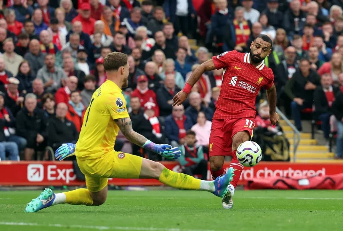 Jugador de Liverpool esquivando al portero de Brentford