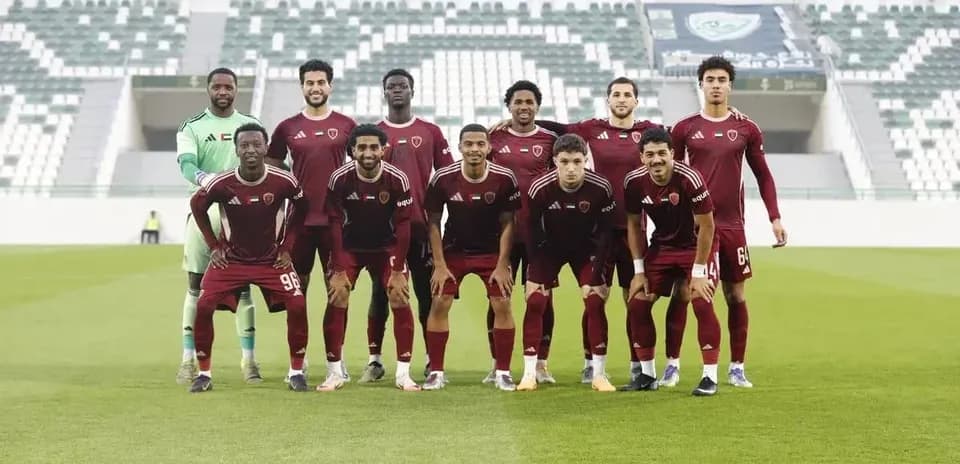 Equipo de Al Wahda U23 posando para foto