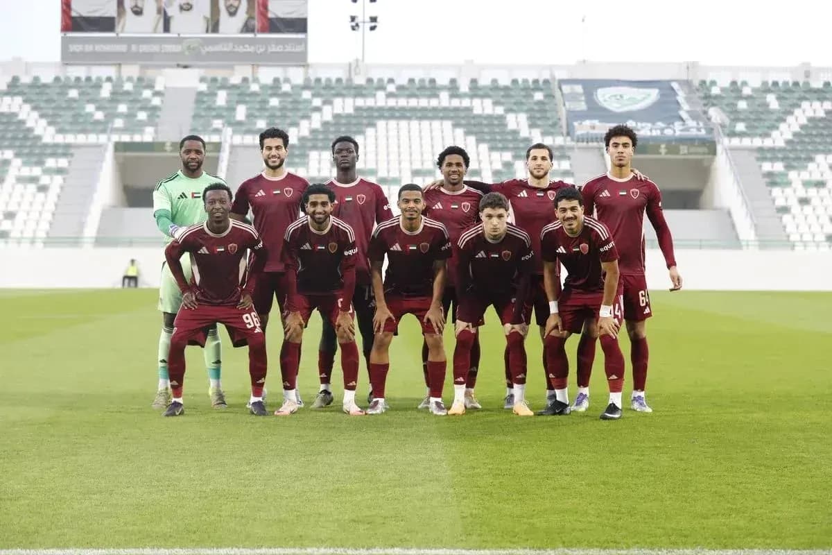 Equipo de Al Wahda U23 posando para foto