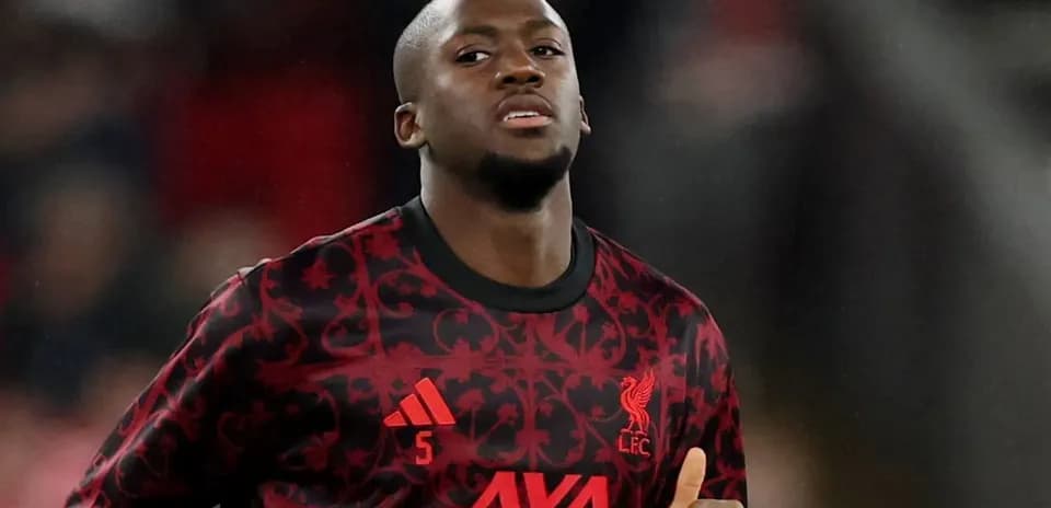 Jugador de Liverpool calentando antes del partido