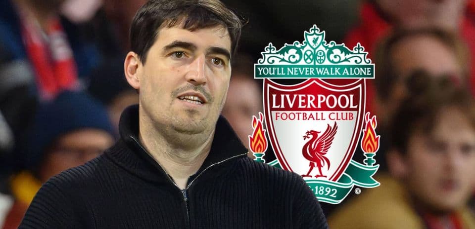 Persona observando el logo de Liverpool FC