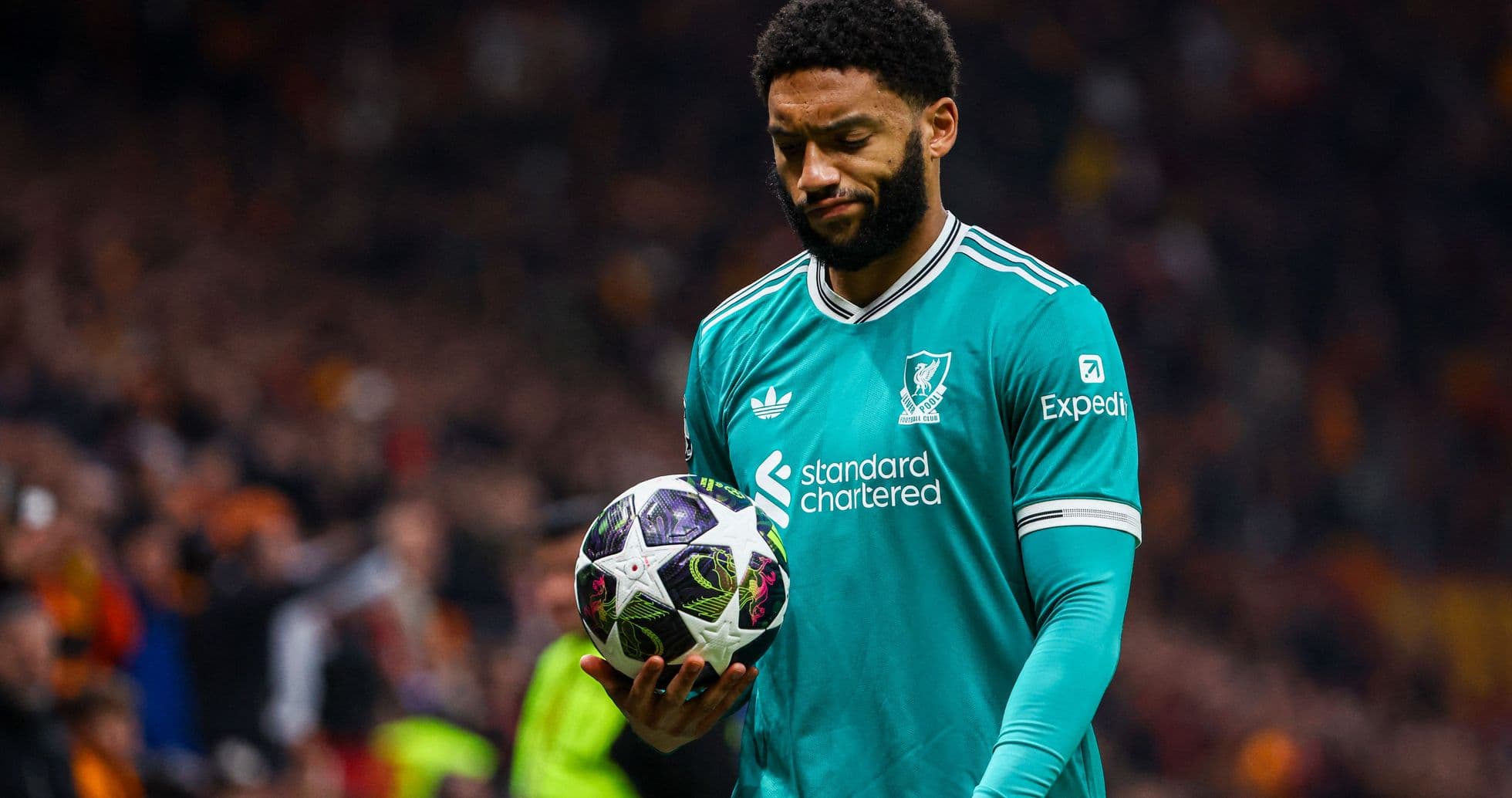 Jugador de Liverpool sosteniendo balón durante el partido