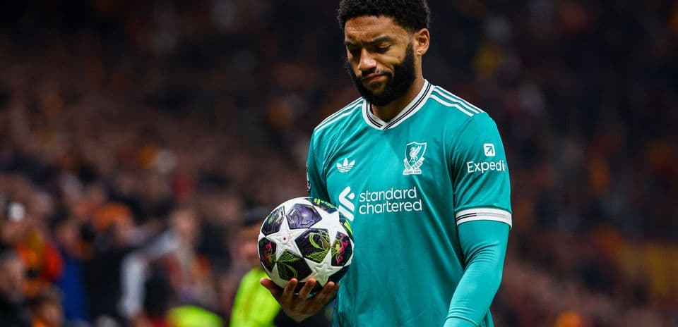 Jugador de Liverpool sosteniendo balón durante el partido