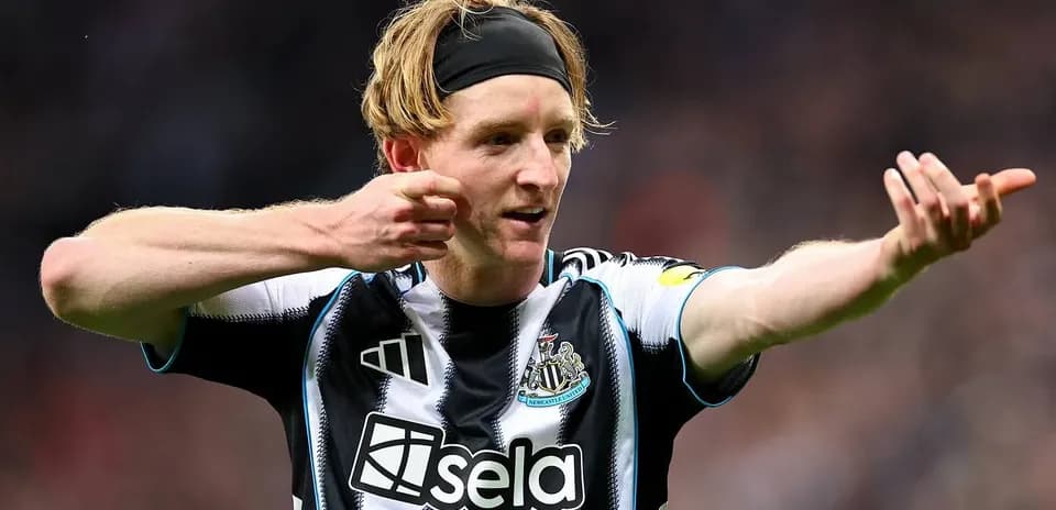 Jugador de Newcastle United señalando durante el partido
