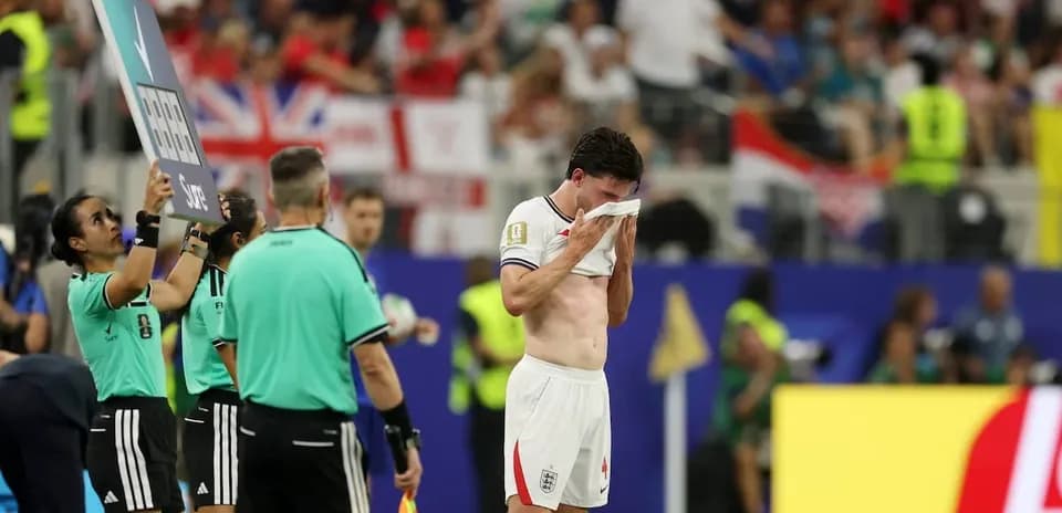 Jugador de Inglaterra limpiándose la cara en el campo