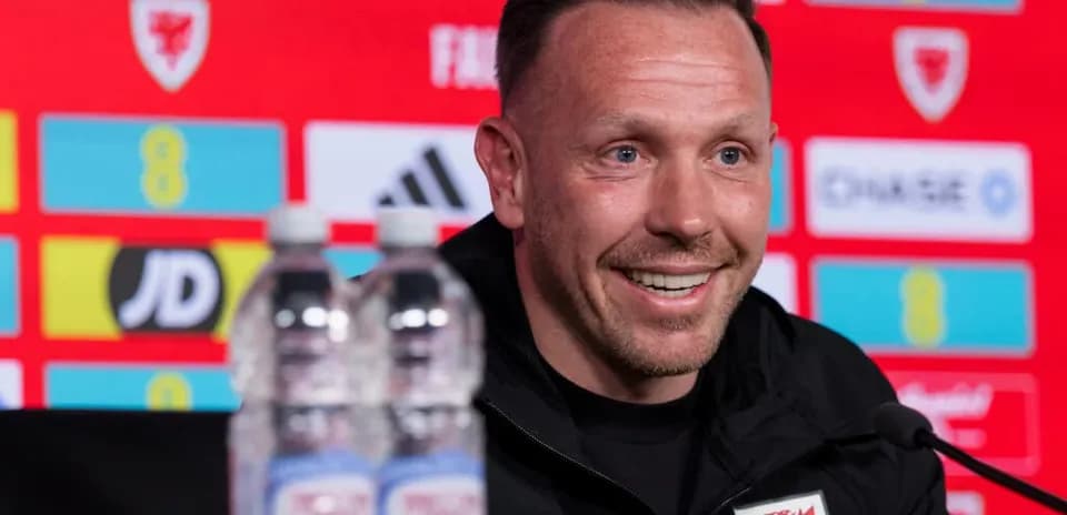 Entrenador sonriendo en conferencia de prensa