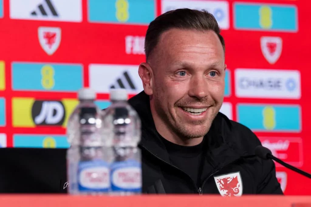 Entrenador sonriendo en conferencia de prensa