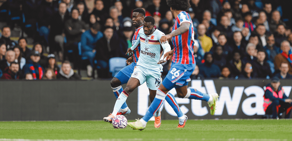 Jugador de Brentford compitiendo contra Crystal Palace
