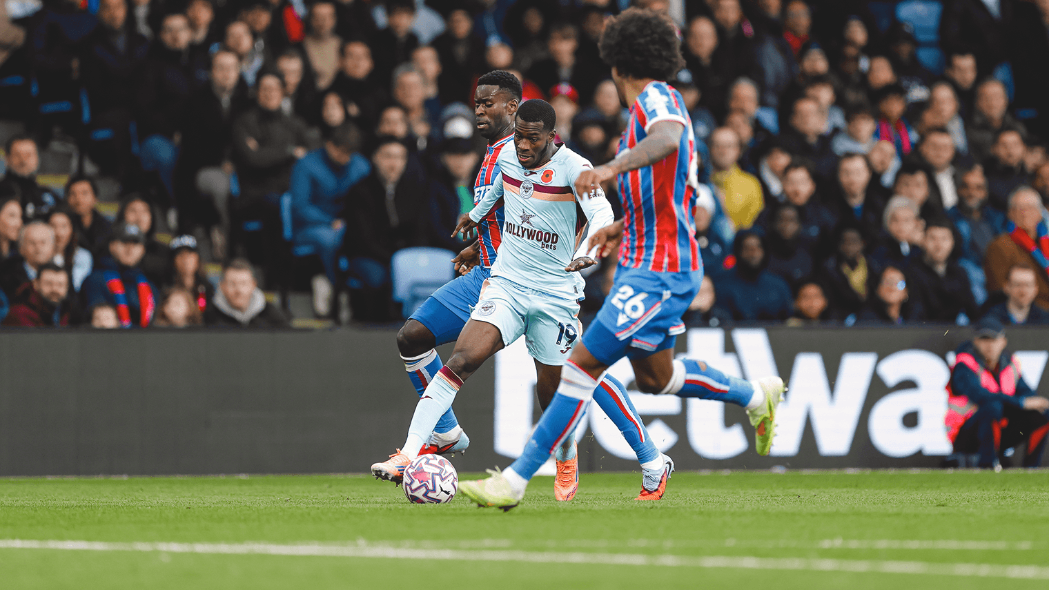 Jugador de Brentford compitiendo contra Crystal Palace