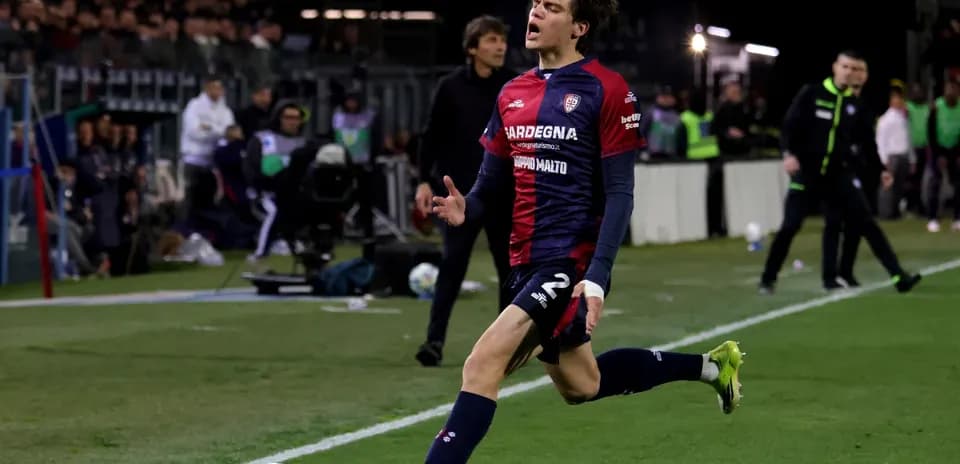 Jugador de Cagliari corriendo con el balón en el campo