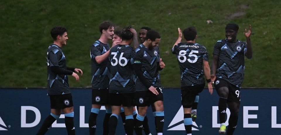 Jugadores de Austin II celebrando un gol