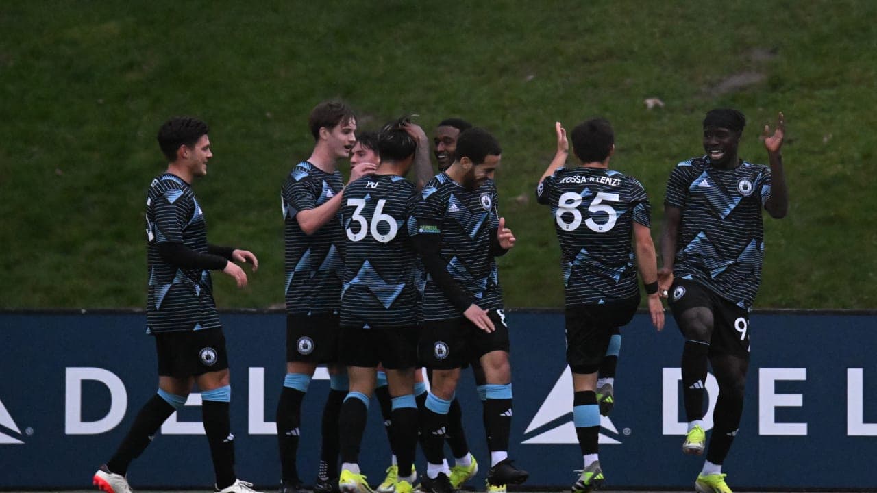 Jugadores de Austin II celebrando un gol