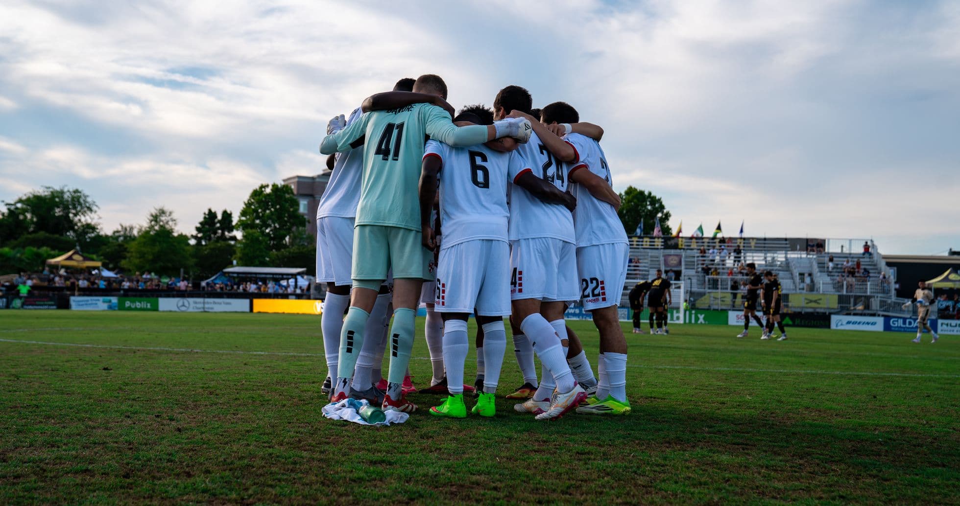 Jugadores de Charleston Battery en círculo antes del partido