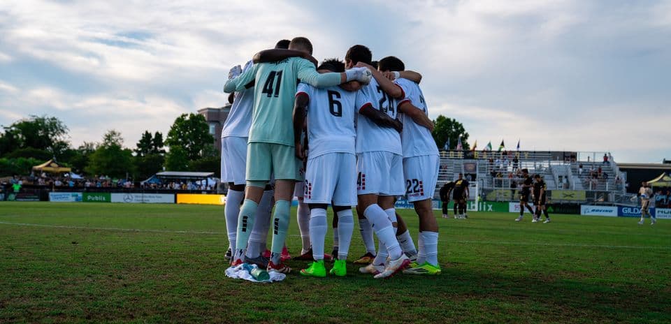 Jugadores de Charleston Battery en círculo antes del partido
