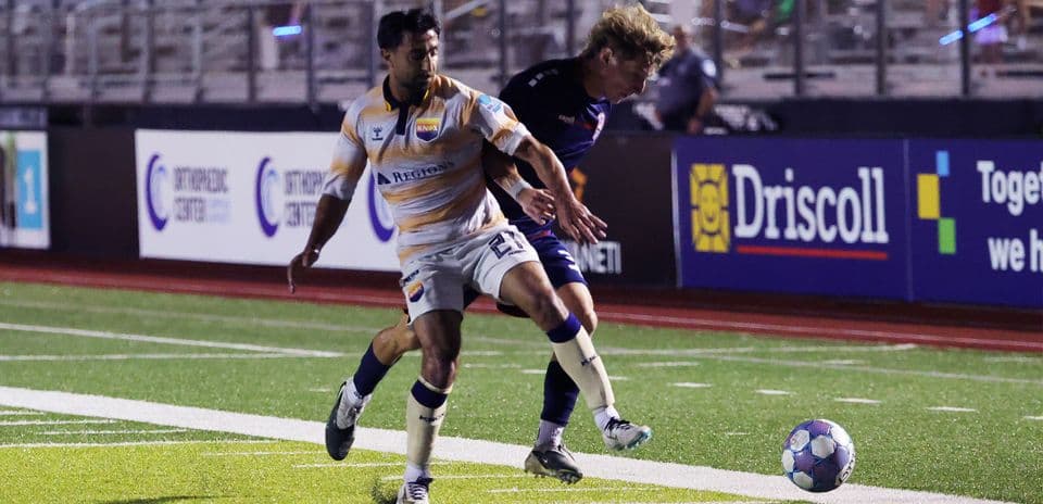Jugador de Knoxville intentando controlar el balón
