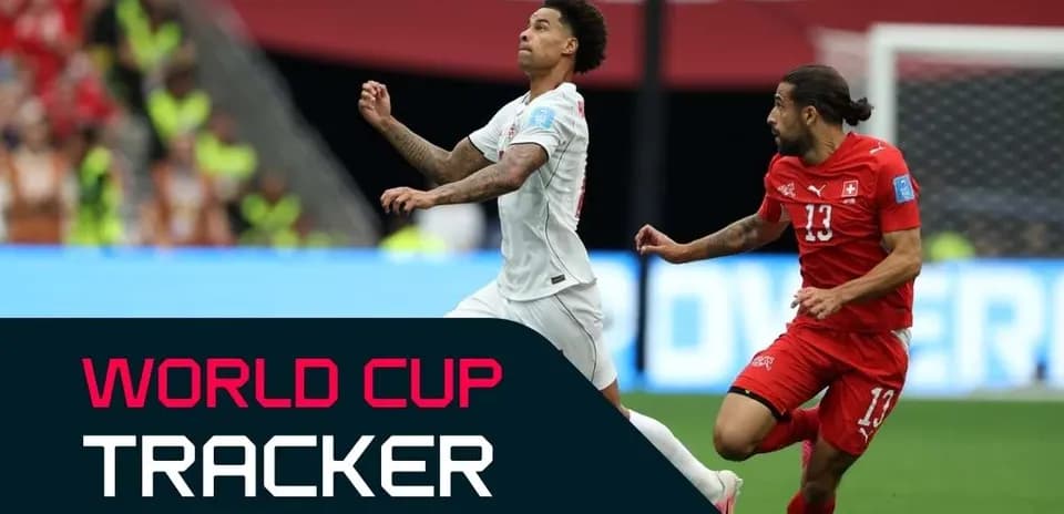 Jugador controlando el balón durante partido de fútbol