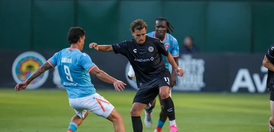 Jugador de Miami FC enfrentando a Oakland Roots