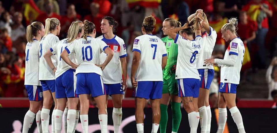 Jugadoras de Inglaterra reunidas durante un partido