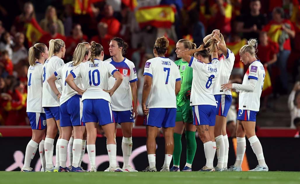 Jugadoras de Inglaterra reunidas durante un partido