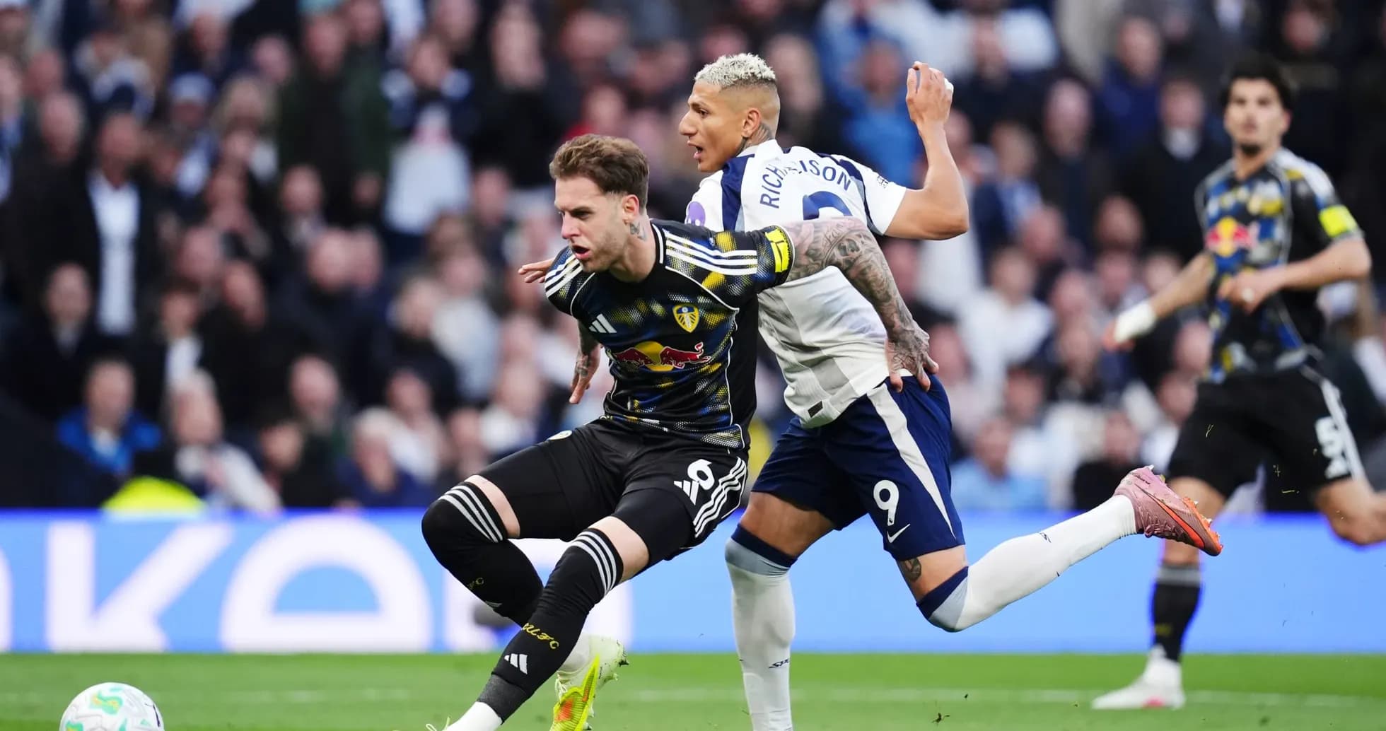 Jugador de Leeds siendo presionado por jugador de Tottenham
