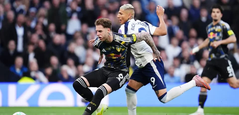 Jugador de Leeds siendo presionado por jugador de Tottenham