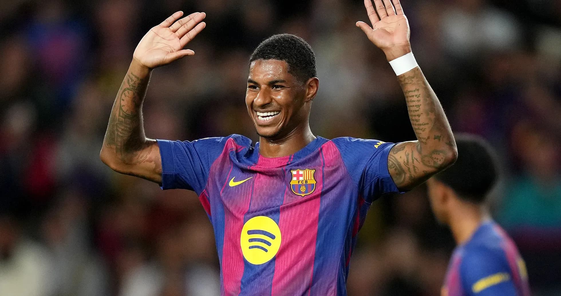 Jugador de Barcelona saludando al público durante partido