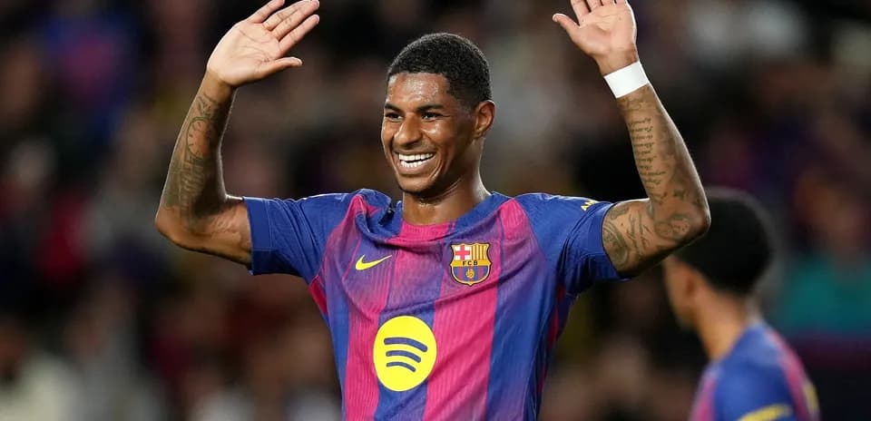 Jugador de Barcelona saludando al público durante partido