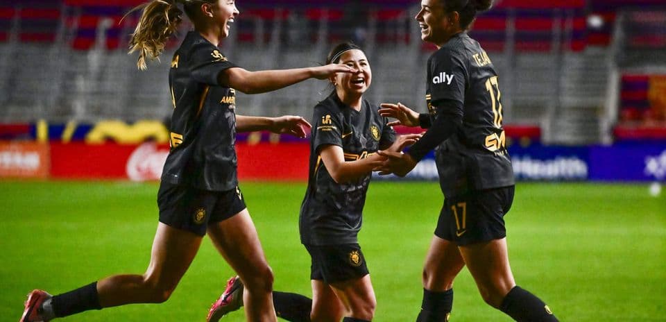 Tres jugadoras celebrando un gol en el partido