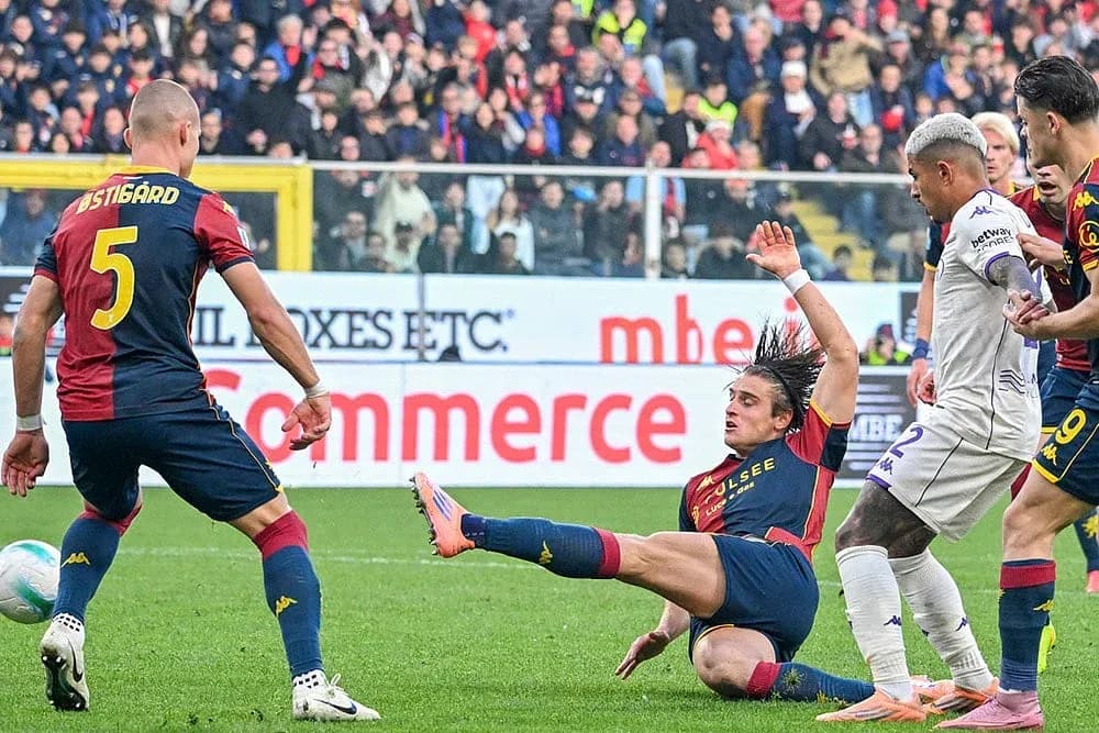 Jugador de Genoa cae tras falta de Fiorentina