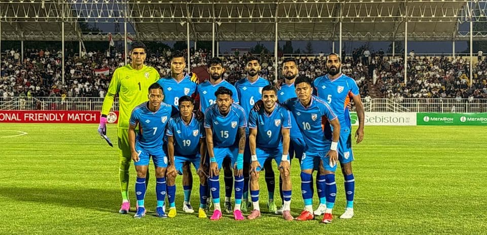 Equipo de fútbol posando antes del partido amistoso
