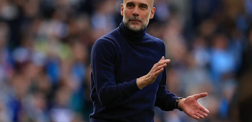 Entrenador gesticulando en el campo de juego