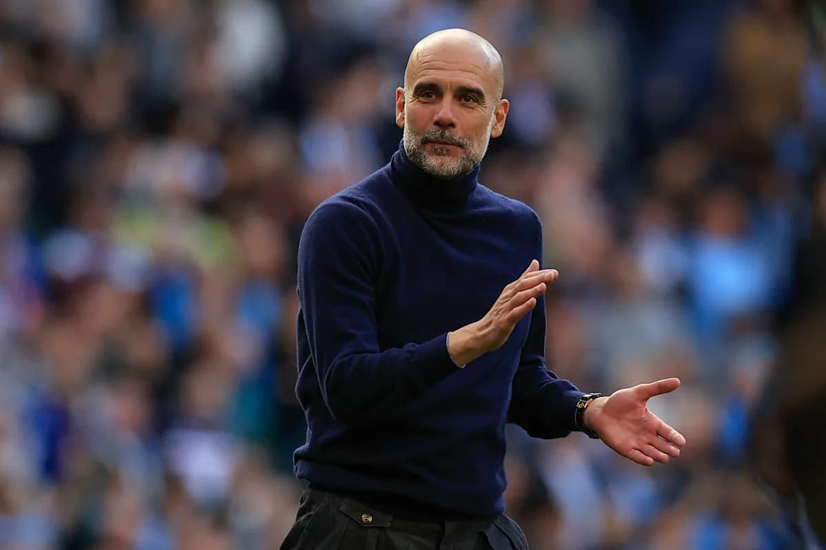 Entrenador gesticulando en el campo de juego