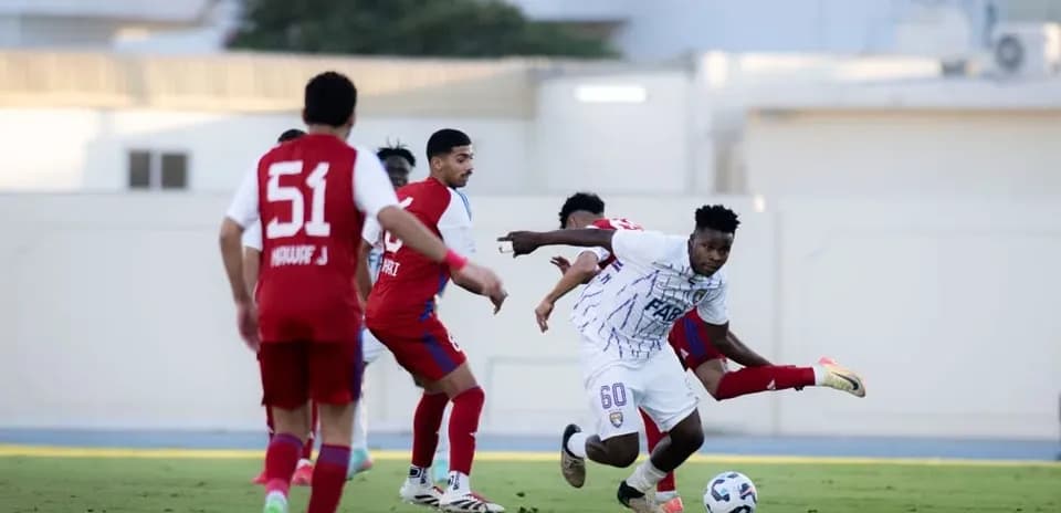 Jugador del Al Ain U23 driblando a oponentes