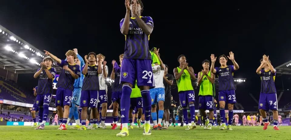 Jugadores de Orlando City II celebrando en el campo