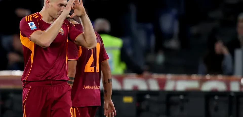Jugadores de AS Roma celebrando en el campo
