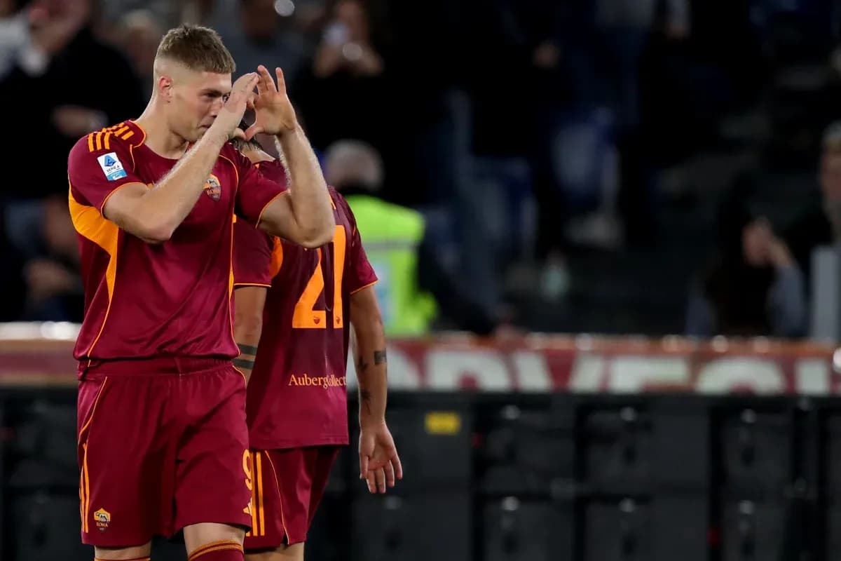 Jugadores de AS Roma celebrando en el campo