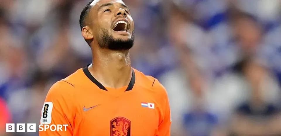 Jugador con camiseta naranja expresando frustración en el campo