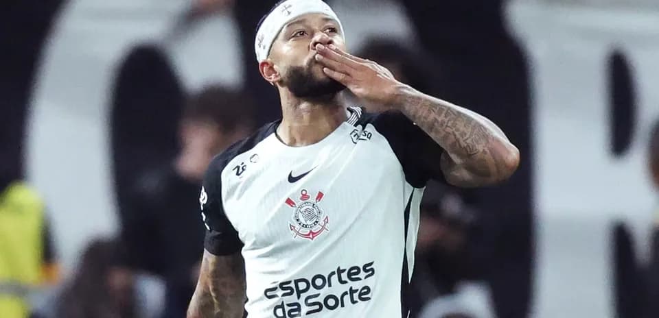 Jugador celebrando con beso durante un partido