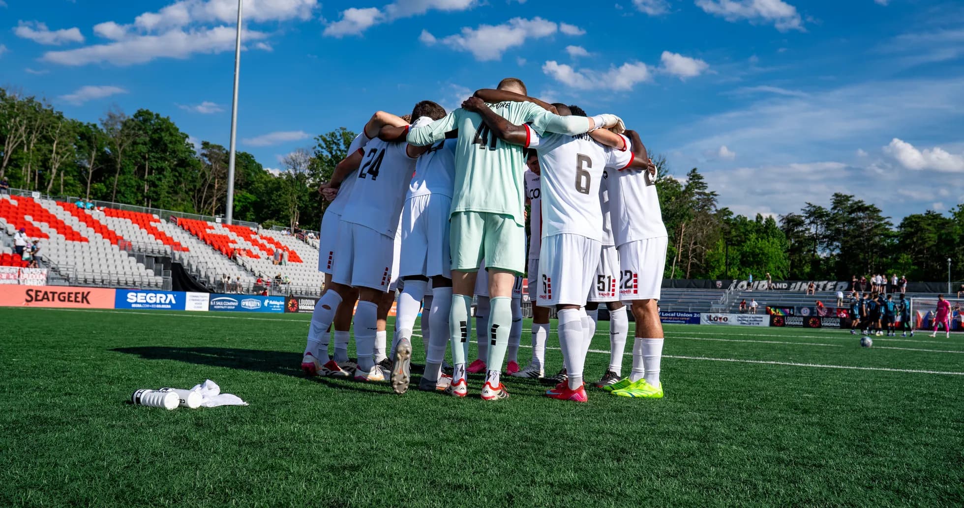 Equipo de Loudoun United en círculo antes del partido