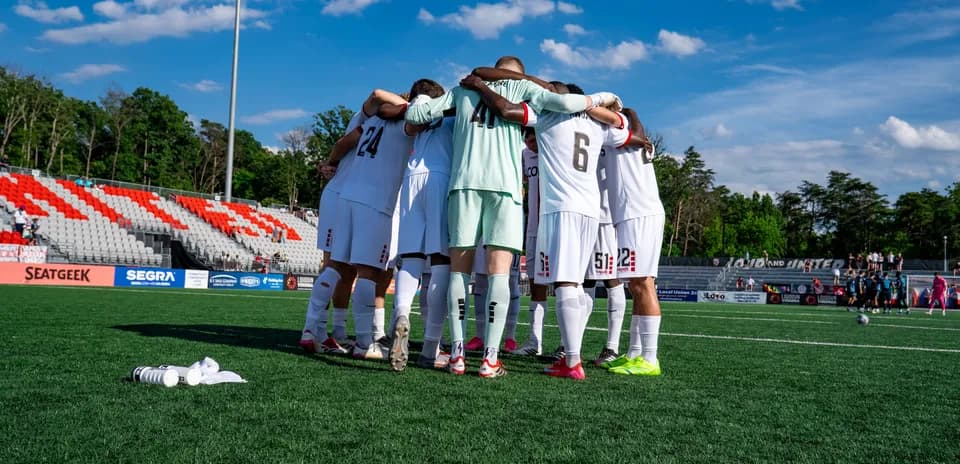 Equipo de Loudoun United en círculo antes del partido
