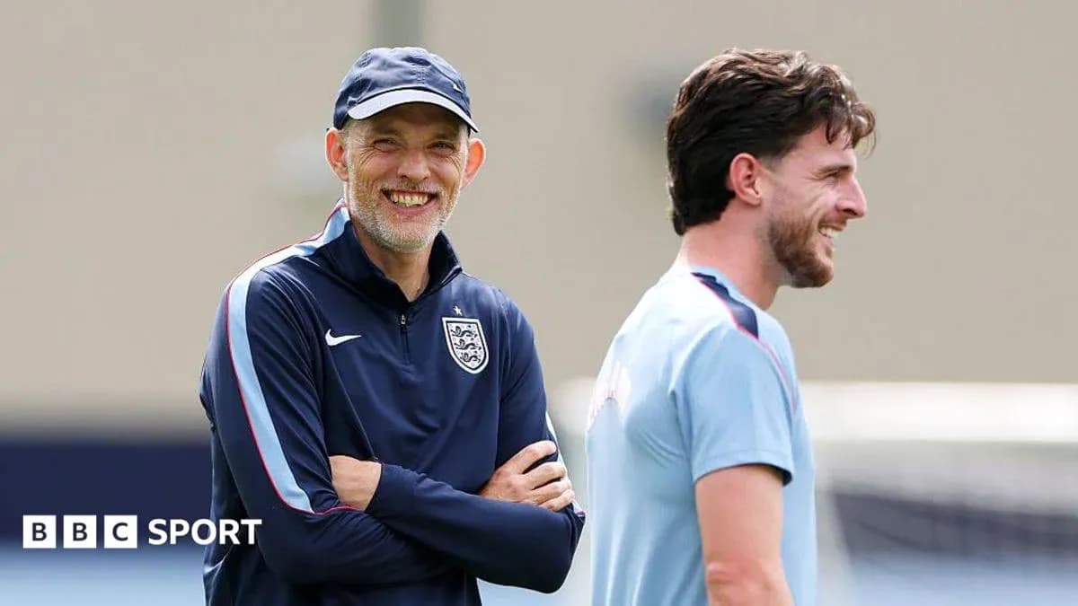 Entrenador y jugador conversando durante entrenamiento