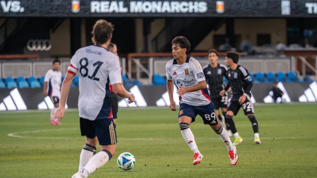 Jugadores de Real Monarchs en el campo