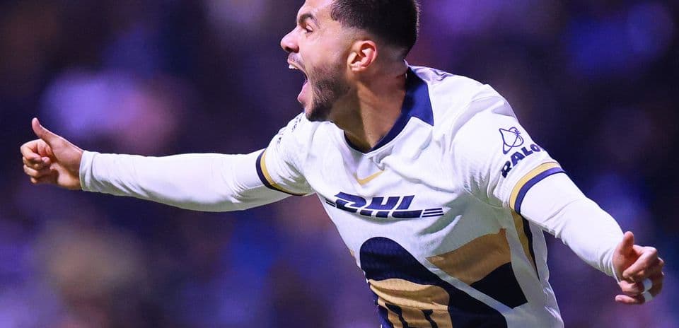 Jugador de Pumas celebrando un gol