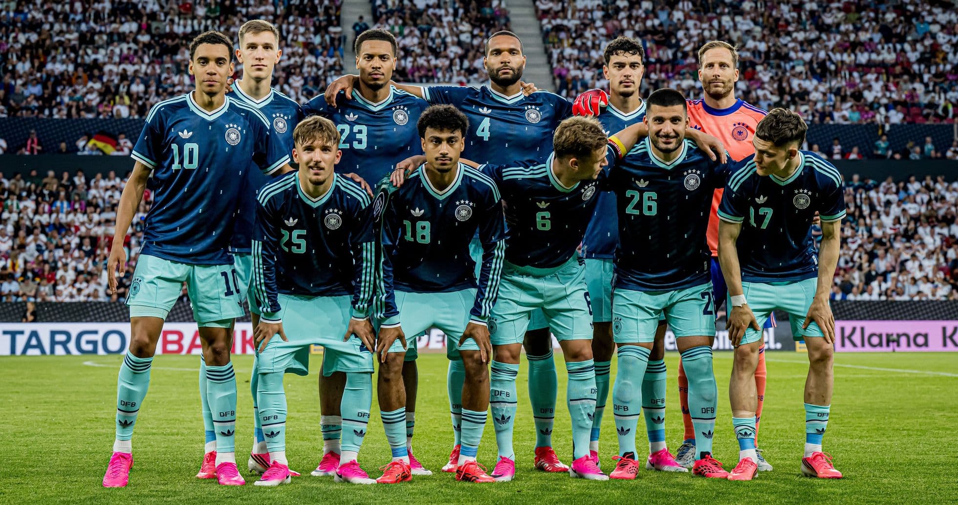 Equipo de Alemania posando en el campo de fútbol