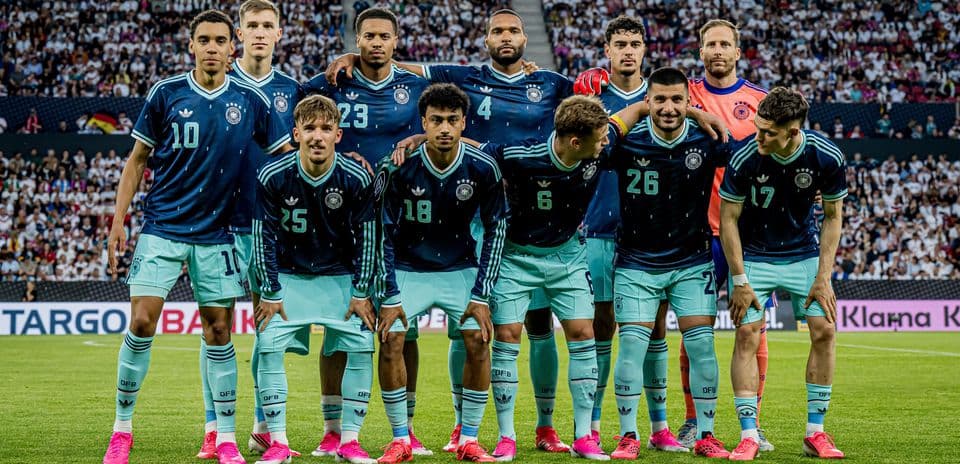 Equipo de Alemania posando en el campo de fútbol