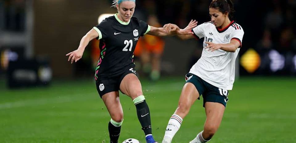 Jugadora de México intenta despojar balón a rival